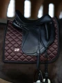 endless-glow-dressage-saddle-pad-dressyrschabrak-dressurschabracke-dressuur-zadeldekje-on1.webp